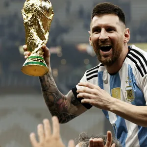 Messi mit WM-Pokal