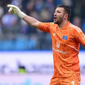 HSV-Torhüter Daniel Heuer Fernandes dirigiert
