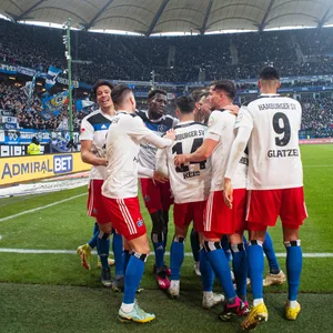 Zuletzt jubelten die HSV-Profis über einen 4:2-Sieg gegen Braunschweig im Volkspark. Nun soll gegen Bielefeld der nächste Schritt Richtung Aufstieg gemacht werden.