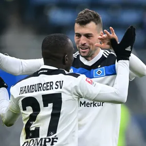 Jonas Meffert feiert den HSV-Auftaktsieg gegen Braunschweig mit Jean-Luc Dompé.