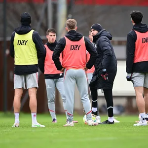Fabian Hürzeler mit den St. Pauli-Profis beim Training