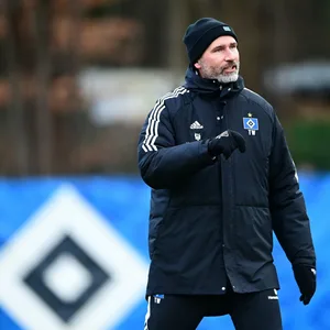 Tim Walter gibt Kommandos beim Training des HSV.