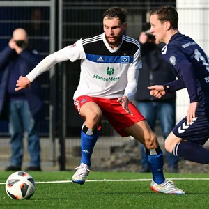 Valon Zumberi im Duell mit Norderstedts Jonas Behounek, der früher auch mal für den HSV gespielt hat.