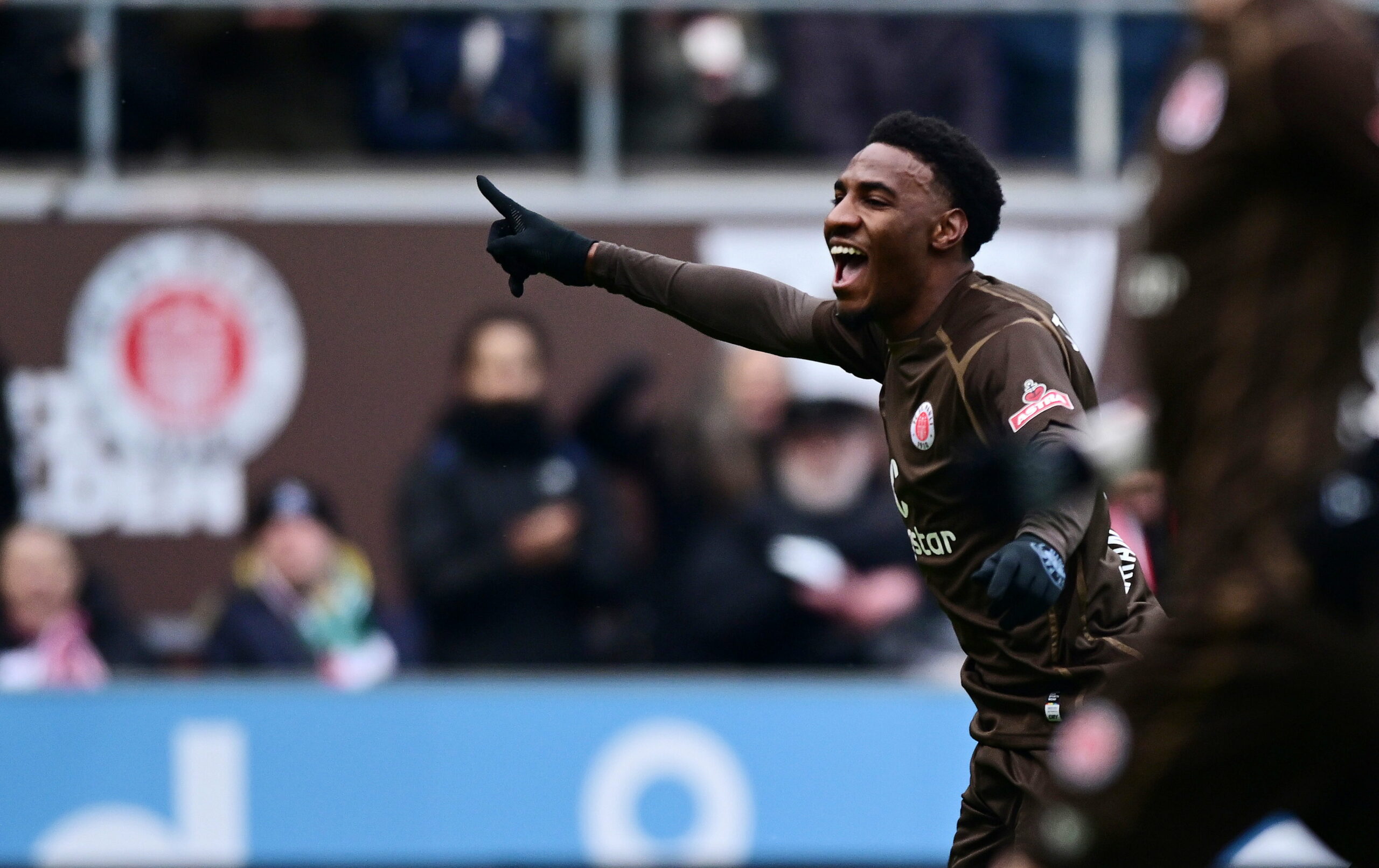 Oladapo Afolayan bejubelt die 1:0-Führung des FC St. Pauli.