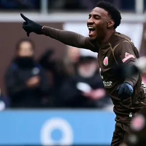 Oladapo Afolayan bejubelt die 1:0-Führung des FC St. Pauli.
