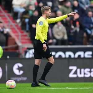 Schiedsrichter Timo Gerach erlebte einen Sonntag der stressigeren Art.