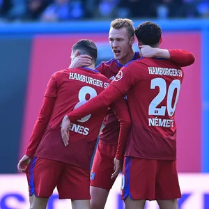 Laszlo Bénes, Sebastian Schonlau und András Németh jubeln