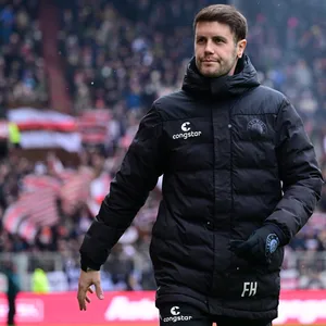 Fabian Hürzeler beim Spiel gegen Hannover 96