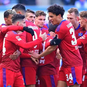 Die HSV-Stars jubeln über ihren Auswärtssieg in Rostock.