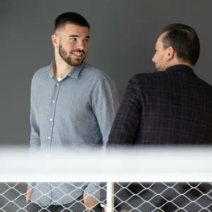 Mario Vuskovic lächelt beim Gerichtsprozess