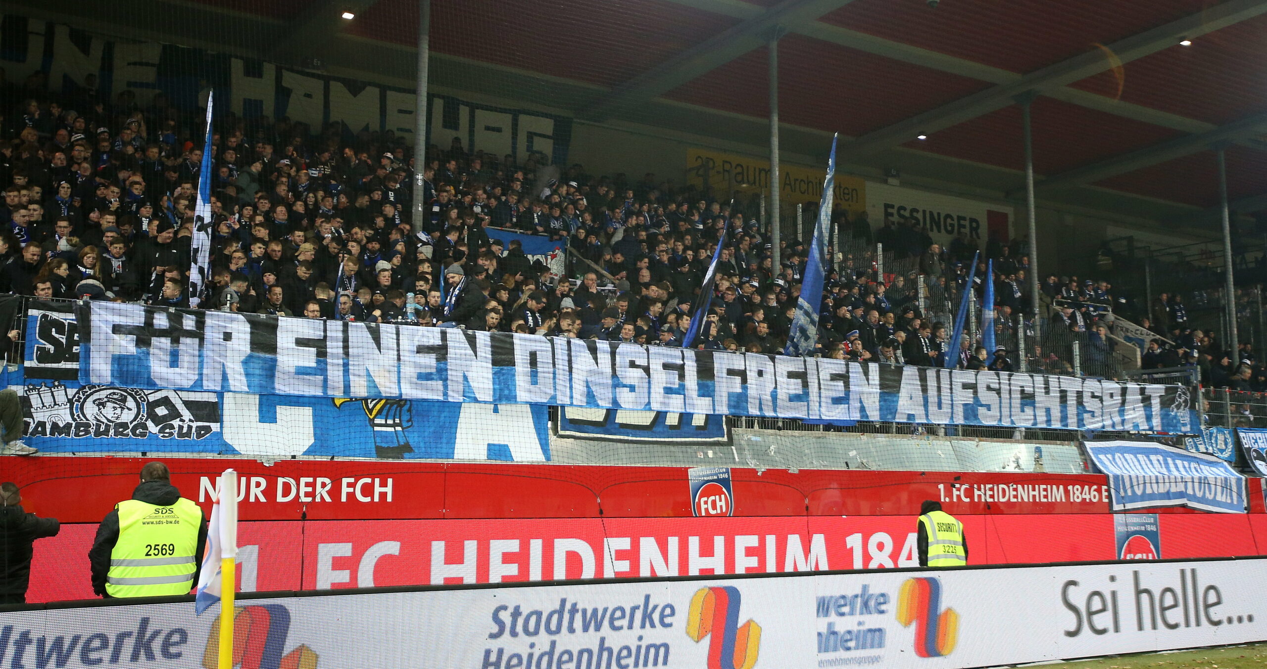 Ein Anti-Dinsel-Plakat der HSV-Fans in Heidenheim