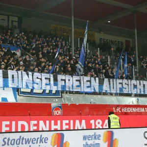 Ein Anti-Dinsel-Plakat der HSV-Fans in Heidenheim