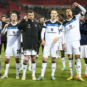 Der HSV feiert mit seinen Fans den Punkt in Heidenheim.