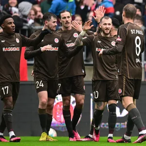 St. Pauli-Profis jubeln gegen Kaiserslautern