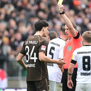 Igor Matanovic sieht die Gelbe Karte