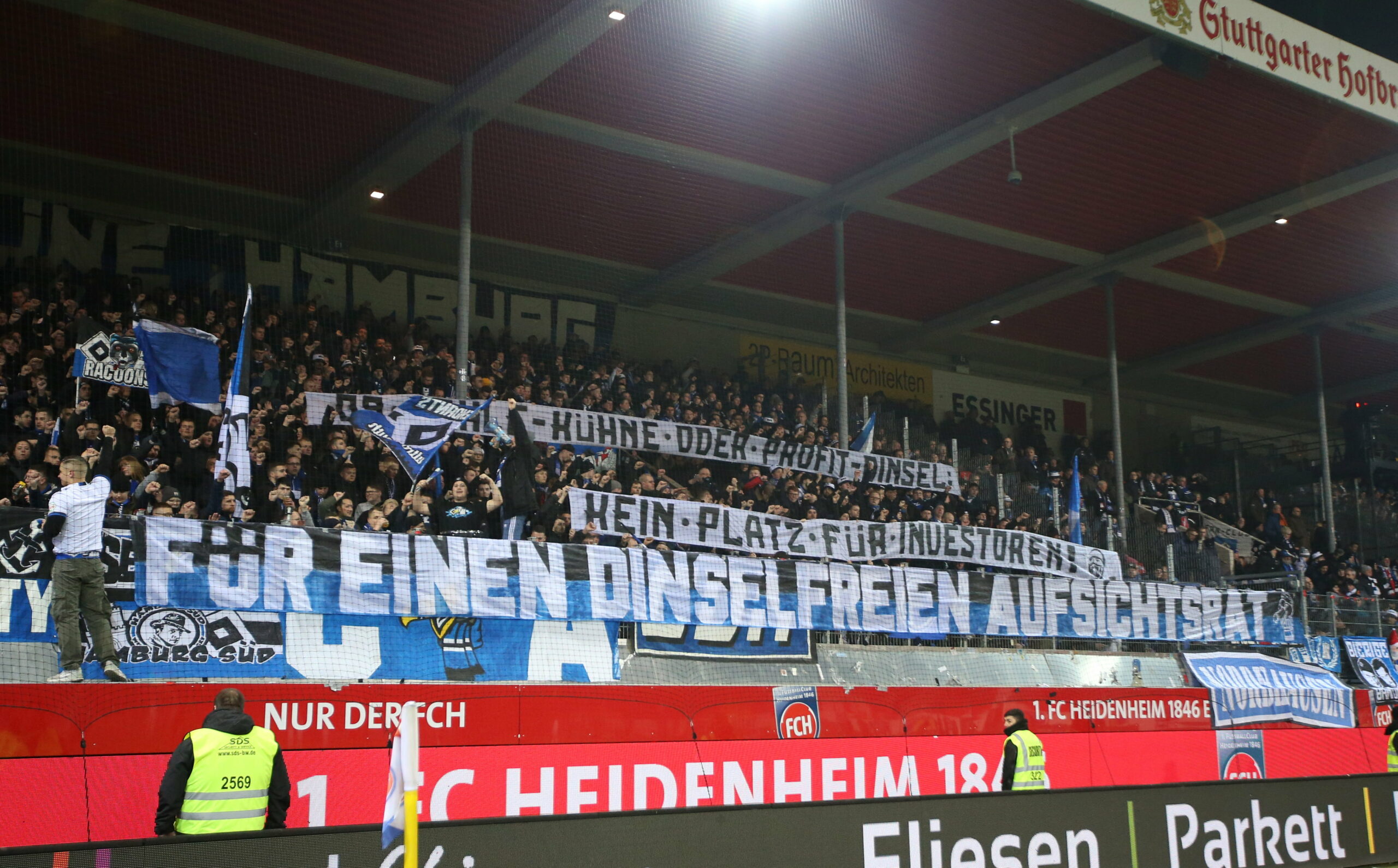 Banner der HSV-Fans gegen Dinsel im Aufsichtsrat