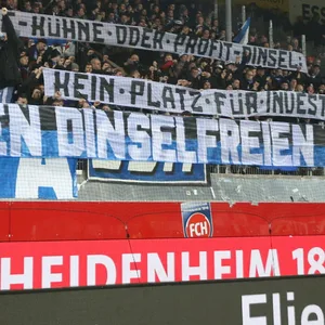 Banner der HSV-Fans gegen Dinsel im Aufsichtsrat