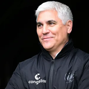 Andreas Bornemann lächelt im St. Pauli-Trainingsanzug
