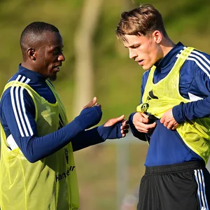 Jean-Luc Dompé und Miro Muheim unterhalten sich im HSV-Training.