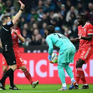 Schiedsrichter Tobias Welz zeigt Dayot Upamecano die Rote Karte