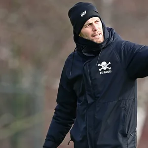 St. Pauli-Trainer Fabian Hürzeler zeigt nach rechts