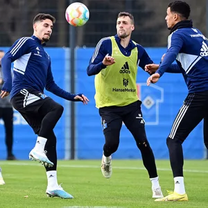 Ludovit Reis, Jonas Meffert und Robert Glatzel im Kampf um den Ball im HSV-Training