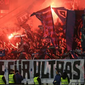 HSV-Fans zünden Pyrotechnik