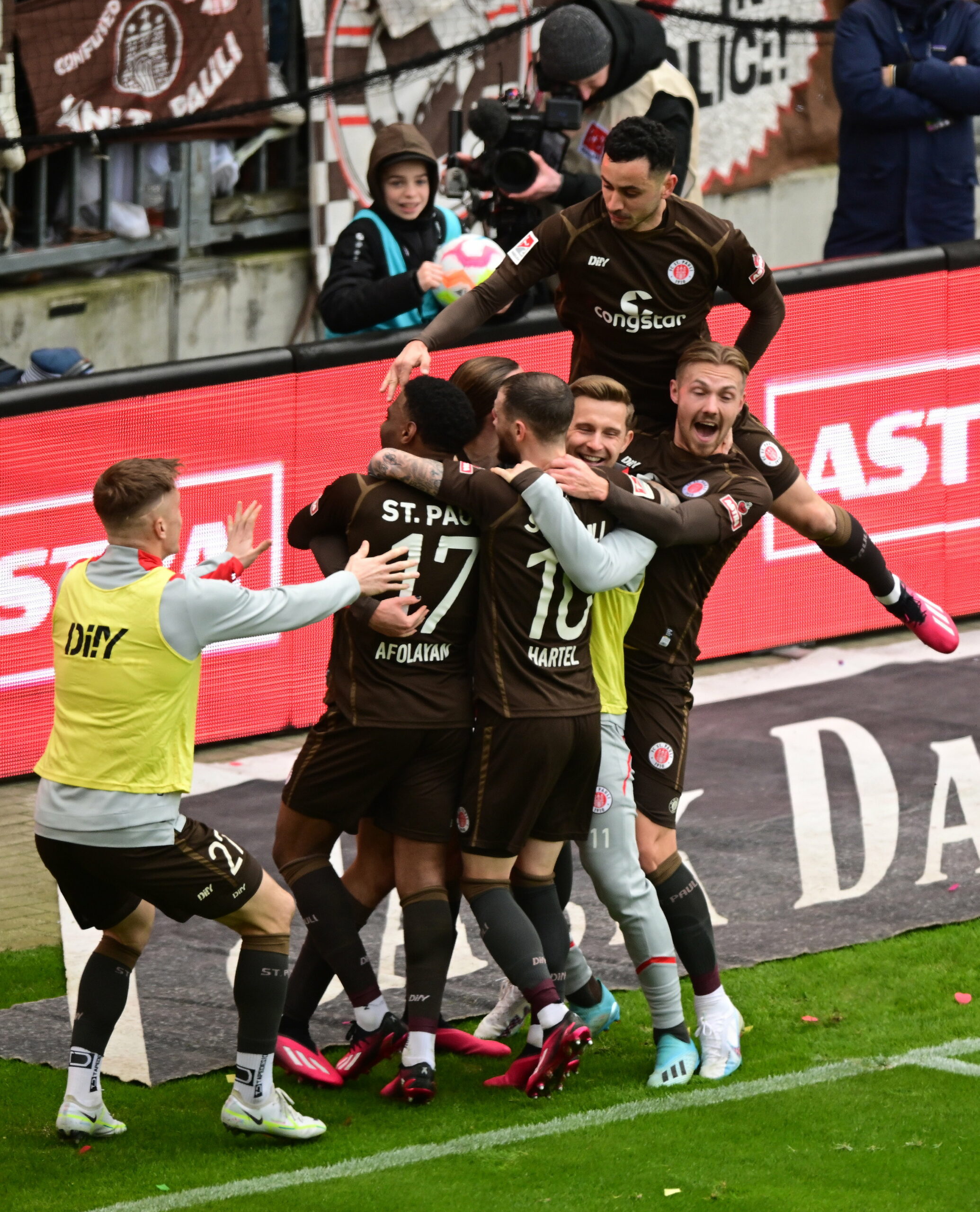 St. Pauli bejubelt das Siegtor gegen Rostock