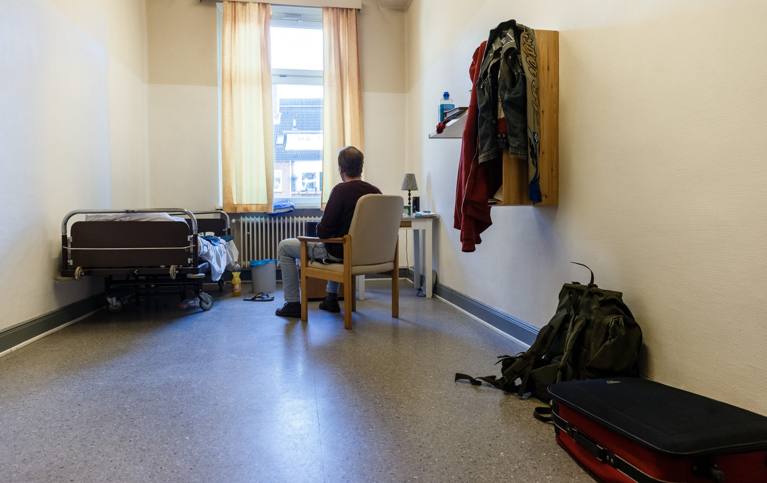 Ein Obdachloser in einem Zimmer in der Obdachlosenunterkunft Pik As