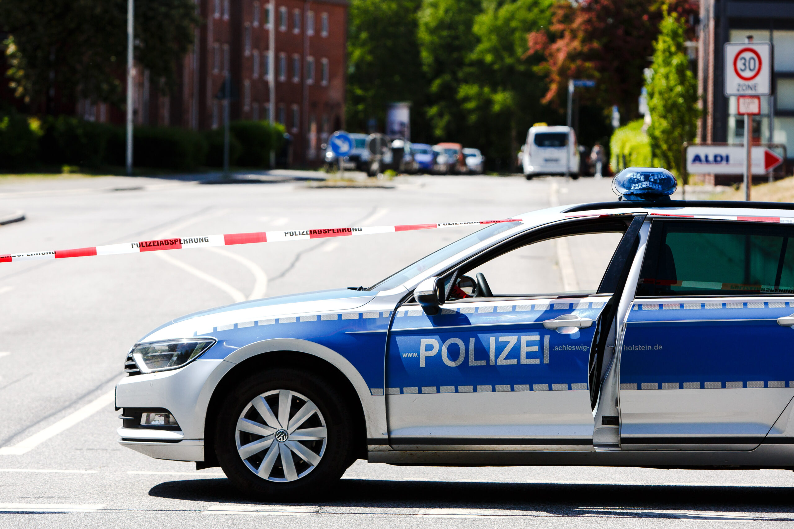 Ein Streifenwagen der Polizei Schleswig-Holstein ist im Einsatz. (Symbolbild)