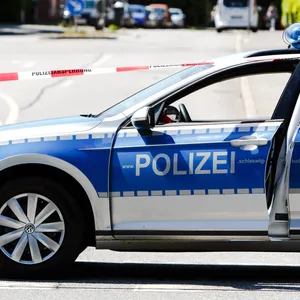 Ein Streifenwagen der Polizei Schleswig-Holstein ist im Einsatz. (Symbolbild)