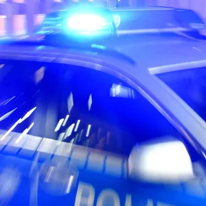 Ein Polizeiauto im Einsatz. (Symbolbild)