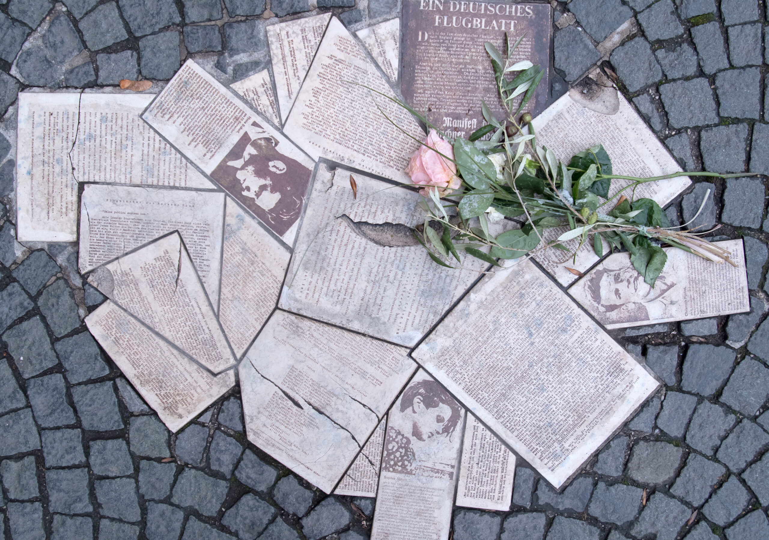 Vor dem Eingang zum Hauptgebäude der Ludwig-Maximilians-Universität (LMU) am Geschwister-Scholl-Platz sind die Flugblätter der Widerstandsgruppe "Weiße Rose" als Denkmal in den Boden eingelassen.