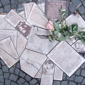 Vor dem Eingang zum Hauptgebäude der Ludwig-Maximilians-Universität (LMU) am Geschwister-Scholl-Platz sind die Flugblätter der Widerstandsgruppe "Weiße Rose" als Denkmal in den Boden eingelassen.