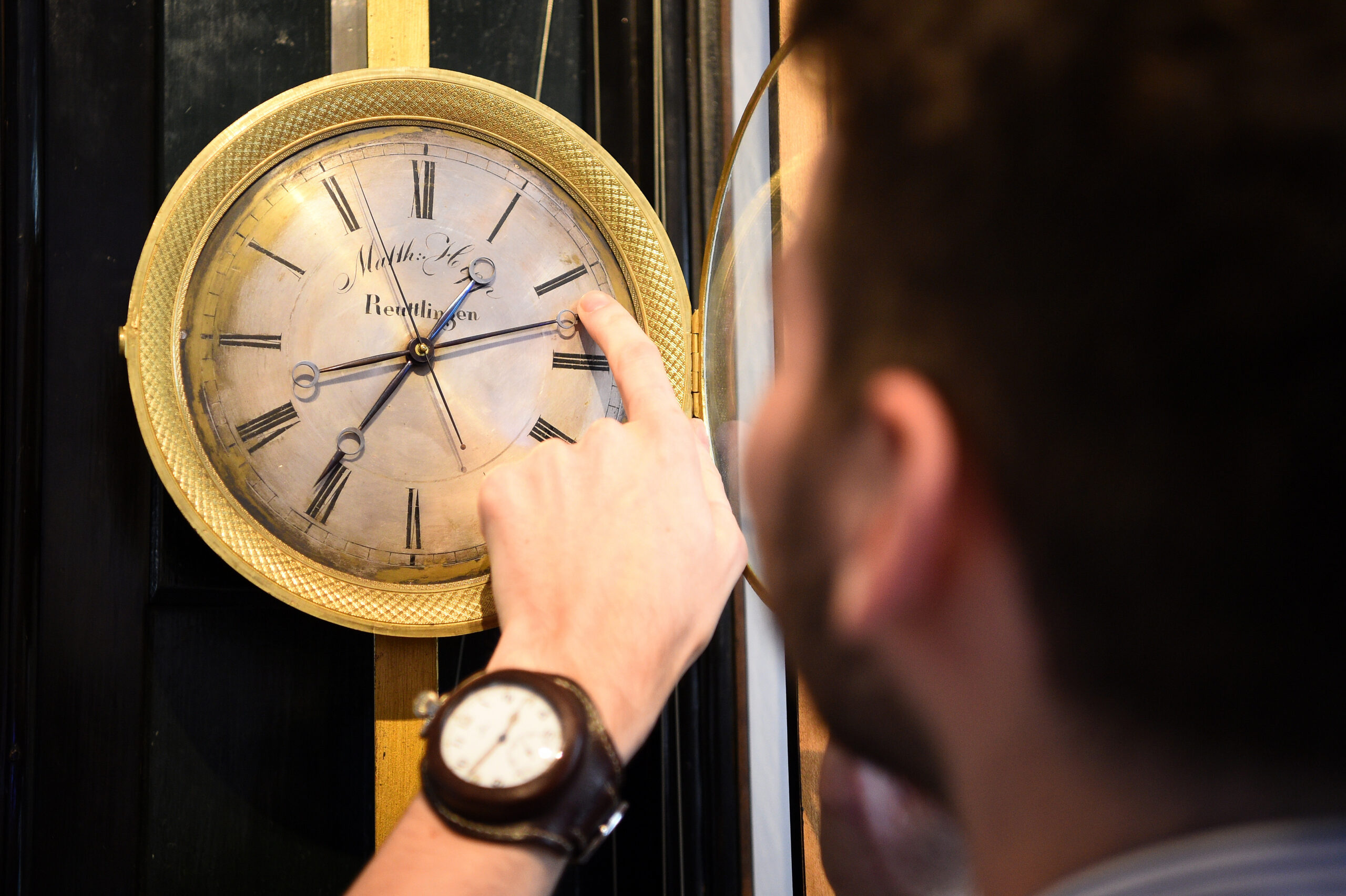 Uhrmacher James Harris vom The Clockworks Museum in West Norwood beginnt damit, die Uhren des Museums auf Sommerzeit umzustellen.