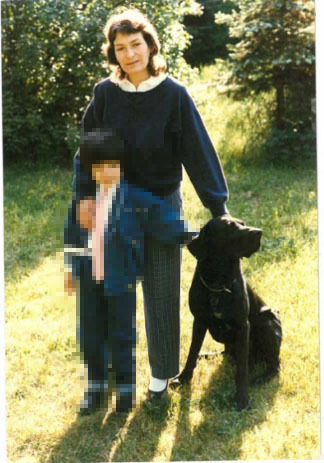 Gitta Schnieder mit ihrem Sohn und Hund „Moritz“
