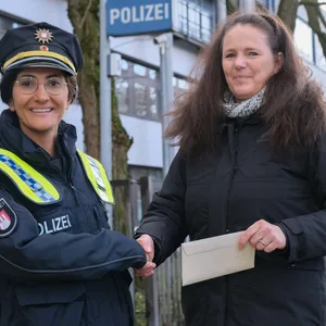 Sperghei Samandar, Vize-Leiterin des PK23, bedankt sich bei Claudia A.