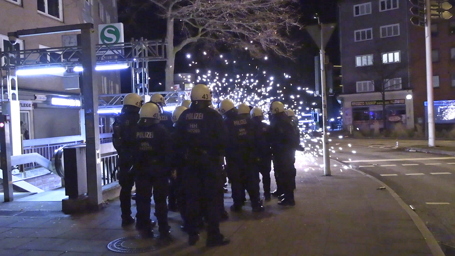 In der Silvesternacht kam es in Hamburg zu Krawallen, hier ein Polizeieinsatz in Harburg.