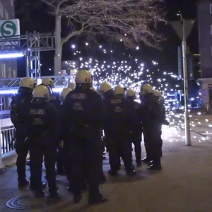 In der Silvesternacht kam es in Hamburg zu Krawallen, hier ein Polizeieinsatz in Harburg.