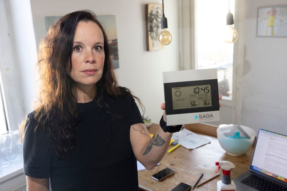 Julie Bohnhoff zeigt Temperatur