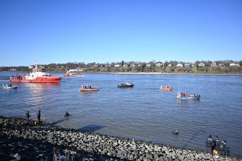 10-Jähriger in Elbe gestürzt – verzweifelte rettungsaktion im Hafen