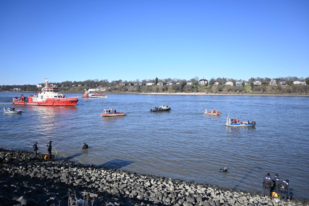 10-Jähriger in Elbe gestürzt – verzweifelte rettungsaktion im Hafen