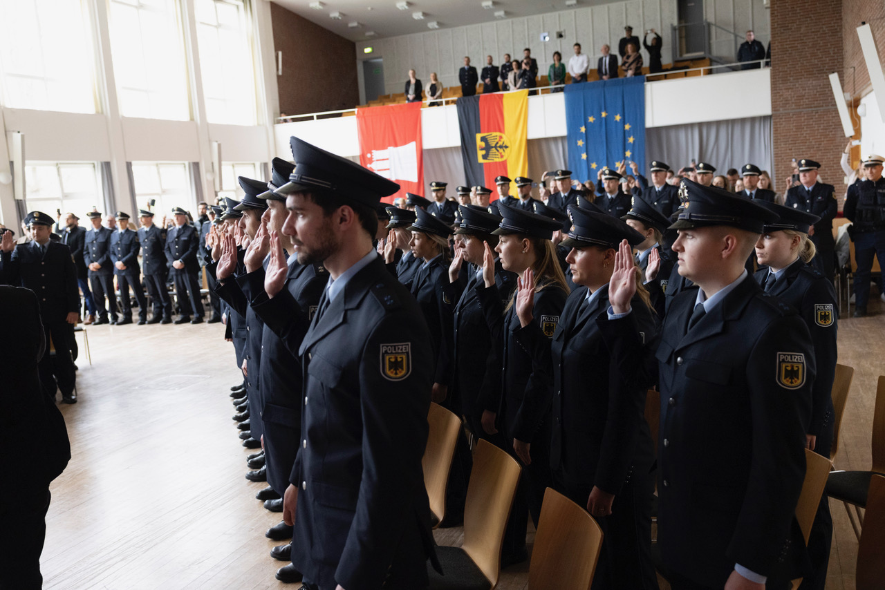 Verstärkung für die Bundespolizei - 65 beamte in Hamburg vereidigt