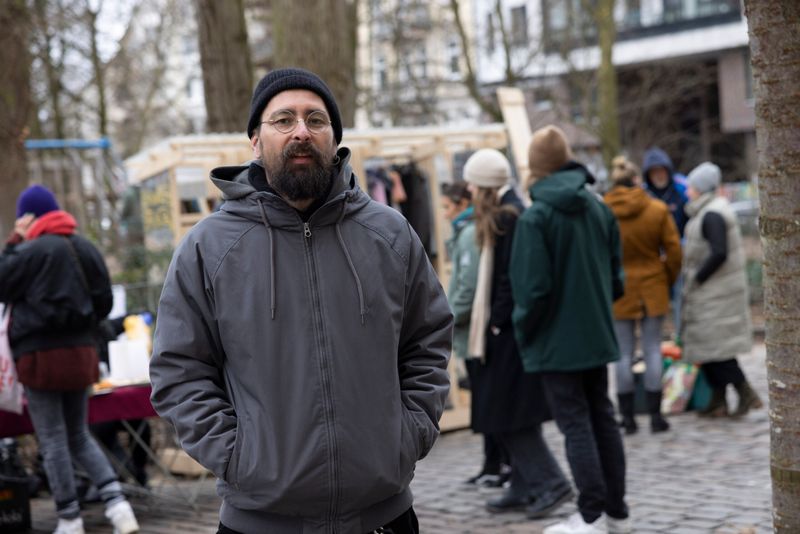 Christian Oppermann ist einer der Initiatoren für die Freebox am Paulinenplatz.