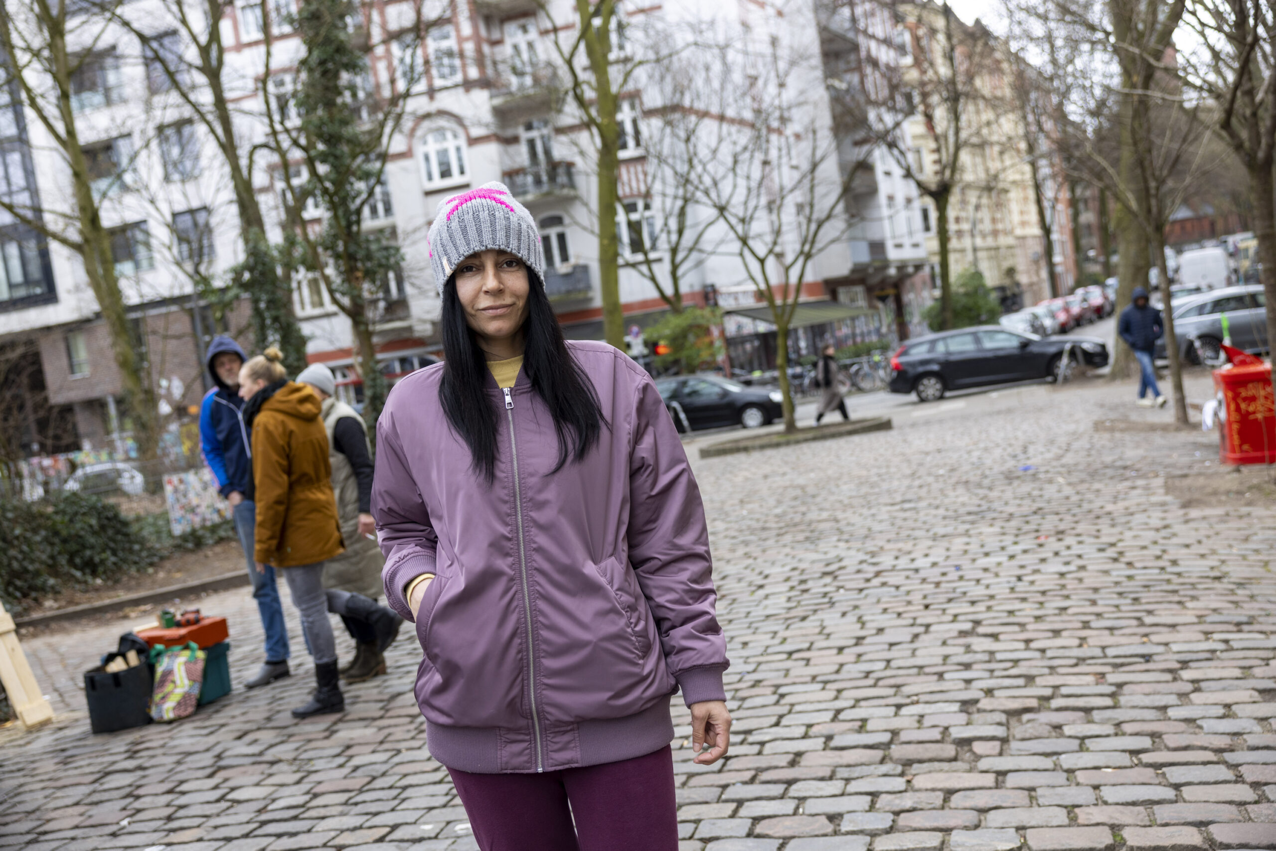 Die Ukrainerin Elena Dzaiman ist von dem Konzepte der Tauschbox begeistert. Ihre Mütze und Jacke hat sie von hier.