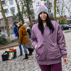 Die Ukrainerin Elena Dzaiman ist von dem Konzepte der Tauschbox begeistert. Ihre Mütze und Jacke hat sie von hier.