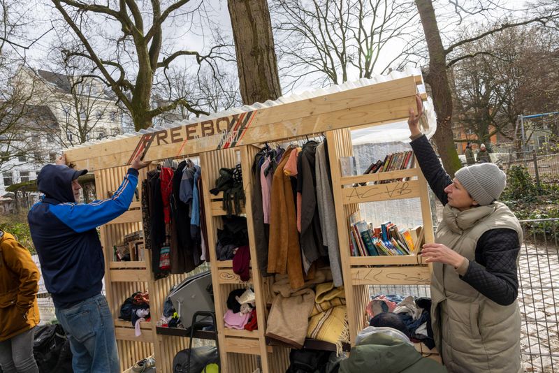 Die beiden Künstler von „Baltic raw org” bringen noch das Schild an.