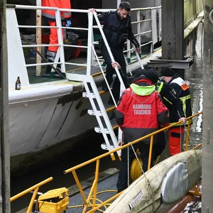 Am Sonntagmorgen wurde in der Elbe treibender menschlicher Körper am Hein-Saß-Weg gemeldet. Sofort raste ein Großaufgebot der Feuerwehr in den kleinen Steendiekkanal.