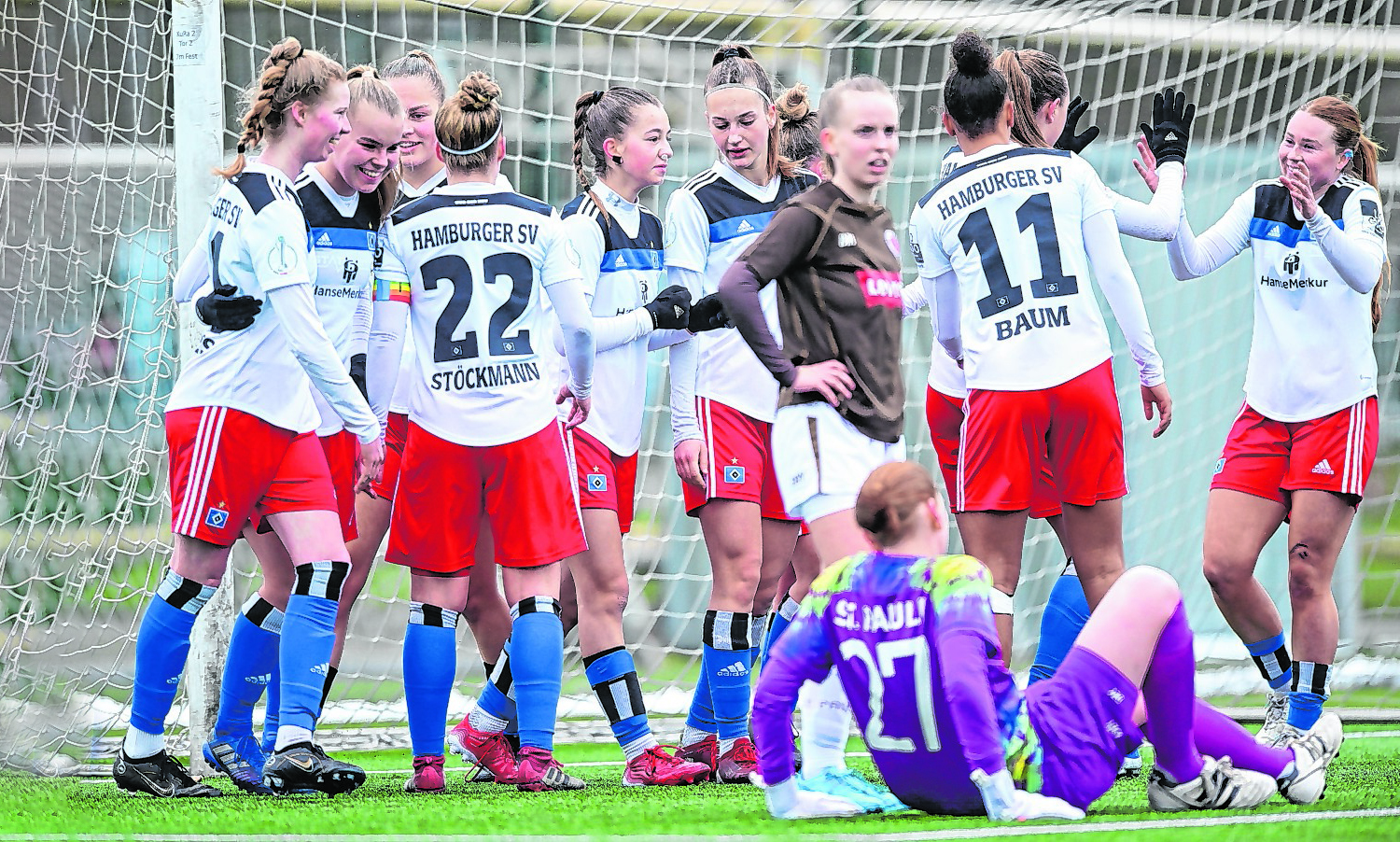 St. Pauli-Torfrau Tara Zimmermann am Boden: Die HSV-Kickerinnen hatten im Derby fünfmal Grund zum Jubeln.
