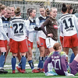 St. Pauli-Torfrau Tara Zimmermann am Boden: Die HSV-Kickerinnen hatten im Derby fünfmal Grund zum Jubeln.